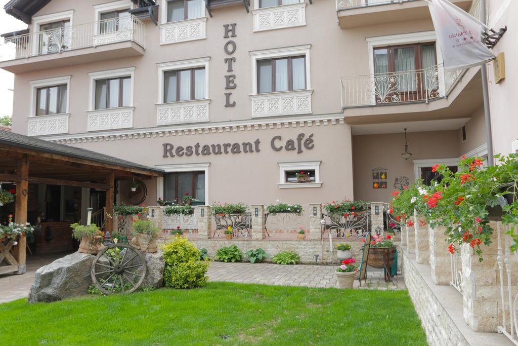 Hotel Slavia Salonta Eksteriør billede